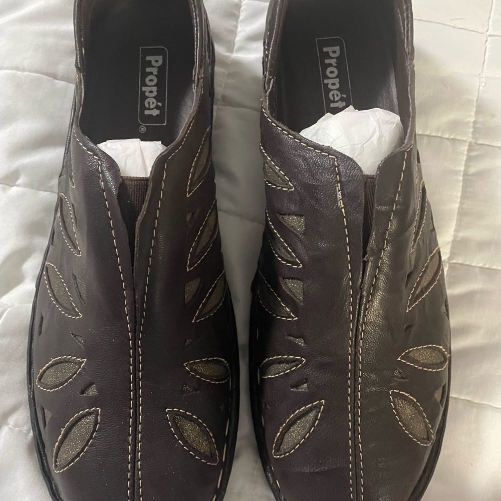 Propet Ladies Dark Brown/Bronze Loafers with Cutout Design/Size 10 X(2E)